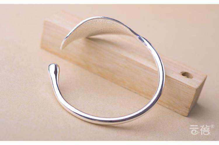 Plated Leaf Charm Bangle